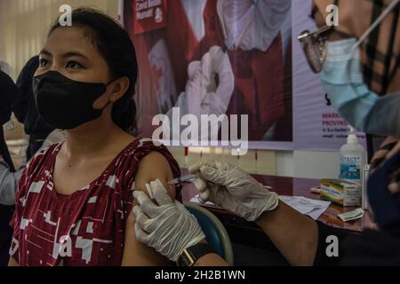 Palu, Sulawesi central, Indonésie.21 octobre 2021.Le gouvernement indonésien continue d'accélérer le programme de vaccination Covid-19 dans les régions éloignées pour atteindre l'objectif de 80 pour cent des personnes vaccinées d'ici la fin de décembre 2021.Cet effort est soutenu par l'assistance d'astrazeneca fournie par le Japon et l'Australie jusqu'à 1.7 millions de doses.(Image de crédit : © Adi PranataZUMA Wire) Banque D'Images