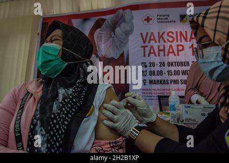 Palu, Sulawesi central, Indonésie.21 octobre 2021.Le gouvernement indonésien continue d'accélérer le programme de vaccination Covid-19 dans les régions éloignées pour atteindre l'objectif de 80 pour cent des personnes vaccinées d'ici la fin de décembre 2021.Cet effort est soutenu par l'assistance d'astrazeneca fournie par le Japon et l'Australie jusqu'à 1.7 millions de doses.(Image de crédit : © Adi PranataZUMA Wire) Banque D'Images