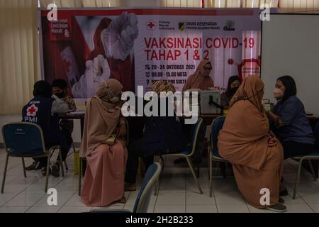 Palu, Sulawesi central, Indonésie.21 octobre 2021.Le gouvernement indonésien continue d'accélérer le programme de vaccination Covid-19 dans les régions éloignées pour atteindre l'objectif de 80 pour cent des personnes vaccinées d'ici la fin de décembre 2021.Cet effort est soutenu par l'assistance d'astrazeneca fournie par le Japon et l'Australie jusqu'à 1.7 millions de doses.(Image de crédit : © Adi PranataZUMA Wire) Banque D'Images