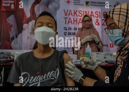 Palu, Sulawesi central, Indonésie.21 octobre 2021.Le gouvernement indonésien continue d'accélérer le programme de vaccination Covid-19 dans les régions éloignées pour atteindre l'objectif de 80 pour cent des personnes vaccinées d'ici la fin de décembre 2021.Cet effort est soutenu par l'assistance d'astrazeneca fournie par le Japon et l'Australie jusqu'à 1.7 millions de doses.(Image de crédit : © Adi PranataZUMA Wire) Banque D'Images