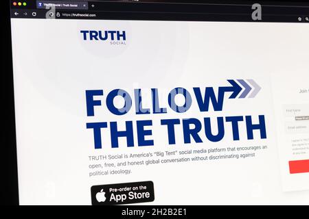 Seattle, États-Unis.20 octobre 2021 : un moniteur d'ordinateur Apple illuminé avec truthsocial.com liste d'attente s'inscrire.Plus tôt dans la journée, l'ancien président des États-Unis Donald Trump a annoncé le lancement d'une nouvelle société de médias.Le groupe Trump Media & Technology dispose de sa propre plate-forme de médias sociaux et devrait être lancé début 2022.Crédit : James Anderson/Alay Live News Banque D'Images