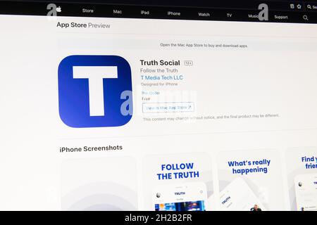 Seattle, États-Unis.20 octobre 2021 : un moniteur d'ordinateur Apple illuminé avec truthsocial.com liste d'attente s'inscrire.Plus tôt dans la journée, l'ancien président des États-Unis Donald Trump a annoncé le lancement d'une nouvelle société de médias.Le groupe Trump Media & Technology dispose de sa propre plate-forme de médias sociaux et devrait être lancé début 2022.Crédit : James Anderson/Alay Live News Banque D'Images