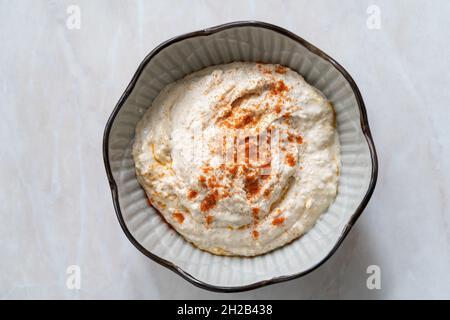 Hors-d'œuvre turc traditionnel Hibes de la province d'Antalya fait avec Tahini, citron, ail et cumin.Prêt à manger. Banque D'Images