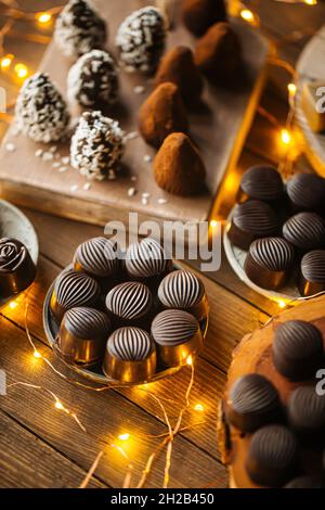 Chocolats assortis sur table en bois avec guirlande Banque D'Images