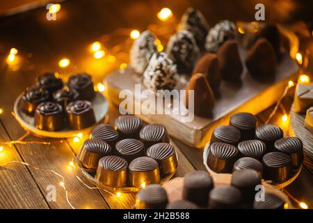 Chocolats assortis sur table en bois avec guirlande Banque D'Images