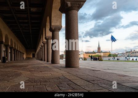 Stockholm, Suède - 8 août 2019 : vue magnifique sur Stockholm au coucher du soleil depuis la colonnade de l'hôtel de ville Banque D'Images