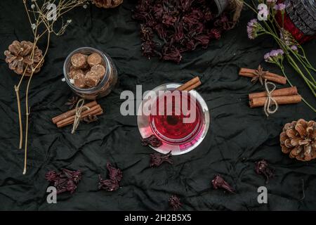 Thé de Roselle (sorrel jamaïcain, Rozelle ou hibiscus sabdariffa) avec roselle sec et cube de sucre de canne brun. Thé sain riche en vitamine C et min Banque D'Images