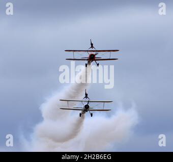 L'exposition de marche de l'aile Aerosuperbatics équipe deux avions en vol. Banque D'Images