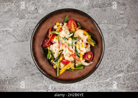 Salade de chou-fleur frais et saine avec légumes Banque D'Images