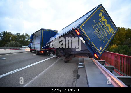 Speyer, Allemagne.21 octobre 2021.Un camion est debout en diagonale sur le pont du Rhin.En raison de plusieurs camions se tenant en diagonale sur le pont, qui fait partie de l'autoroute fédérale 61, toutes les voies dans chaque direction ont été fermées.À l'heure actuelle, la police suppose que les rafales de vent soutenues ont pris la remorque d'un camion, ce qui l'a fait renverser.Credit: Rene Priebe/Pr-Video/dpa - ATTENTION: Plaque d'immatriculation pixelated/dpa/Alay Live News Banque D'Images