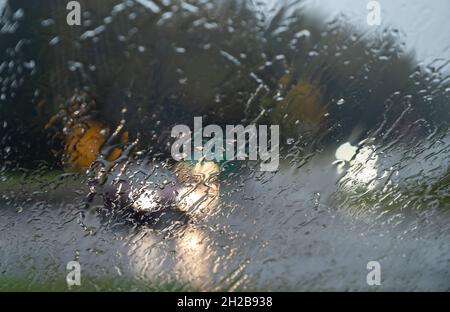 21 octobre 2021, Rhénanie-Palatinat, Börfink : des voitures circulent sous la pluie sur la B269 à Hunsrück.Avec la basse pression 'Ignatz' la première forte tempête d'automne de l'année se déplace au-dessus de l'Allemagne.Photo: Harald Tittel/dpa Banque D'Images