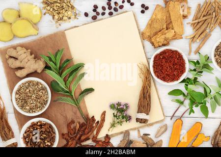 Collection d'herbes et d'épices pour la défense du système immunitaire utilisé dans la médecine naturelle de fines herbes avec le carnet de chanvre.Concept d'alimentation saine. Banque D'Images