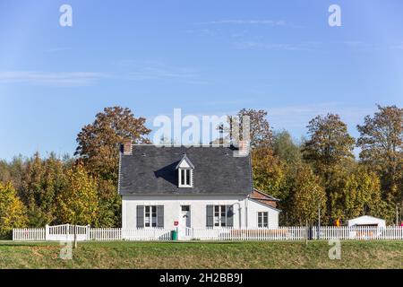 Maison isolée sur le bord du canal.Saint-Valery, Baie de somme.France Banque D'Images