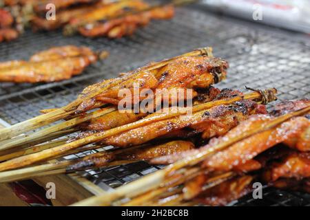 Poulet grillé ou grillé de style thaï, ailes de poulet au barbecue Banque D'Images