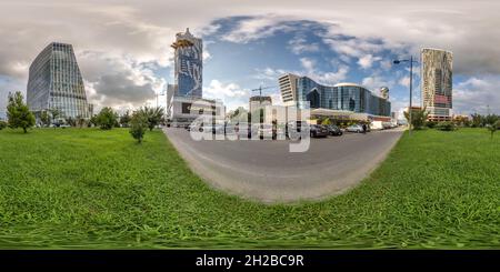 Vue panoramique à 360° de BATUMI, GÉORGIE - SEPTEMBRE 2021 : panorama sphérique à 360 degrés sans couture zone de vue d'angle près des gratte-ciels modernes et des immeubles de bureaux à équirec