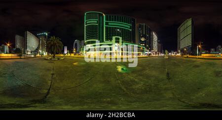 Vue panoramique à 360° de BATUMI, GÉORGIE - SEPTEMBRE 2021 : nuit sphérique sans couture complète 360 panorama sur la place parmi les gratte-ciels modernes et les immeubles de bureaux dans l'équire