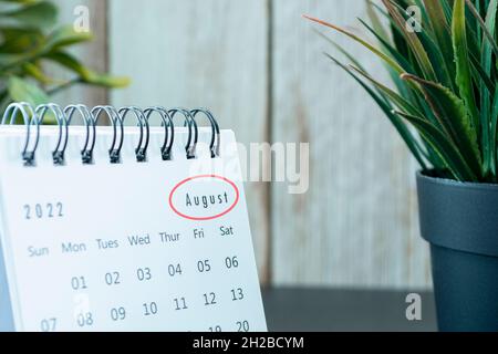 Calendrier blanc flou du 2022 août avec plante en pot.Concept du nouvel an 2022 Banque D'Images