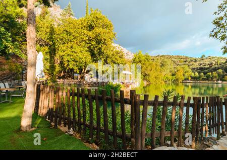 Lac de Zaros ou Votomos, le lac artificiel situé sur les pentes méridionales de Psiloritis à courte distance du village de Zaros. Banque D'Images