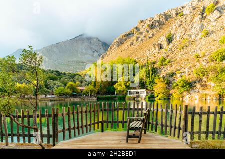 Lac de Zaros ou Votomos, le lac artificiel situé sur les pentes méridionales de Psiloritis à courte distance du village de Zaros. Banque D'Images