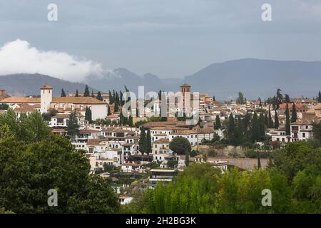 Grenade Espagne - 09 14 2021: Vue sur la ville principale de Grenade, vue depuis le belvédère de la citadelle de l'Alhambra, bâtiments d'architecture et horizon, Espagne Banque D'Images