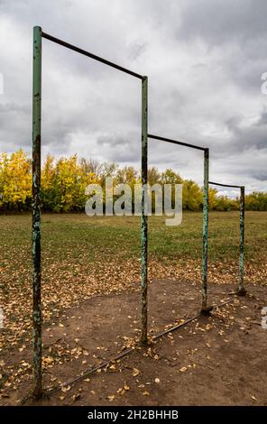 ancien bar horizontal en métal sur une aire de jeux rustique.Photo de haute qualité Banque D'Images