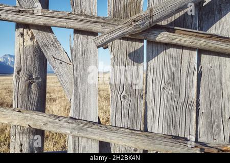 Ancienne clôture en bois cassée, mise au point sélective. Banque D'Images