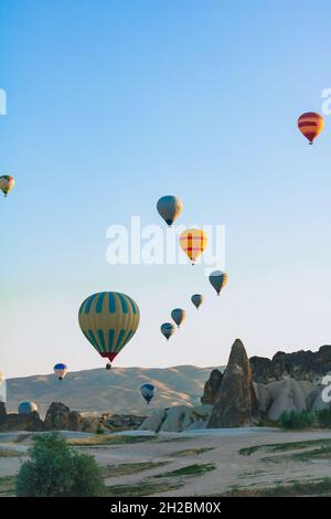 Ballons à air chaud et cheminées de fées en Cappadoce Turquie.Cappadoce photo de fond.Activité en montgolfière à Göreme. Banque D'Images