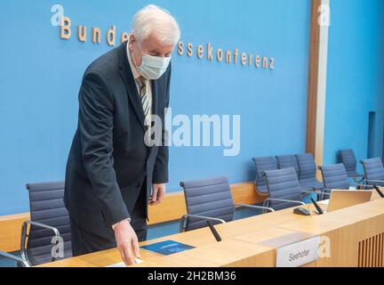 Berlin, Allemagne.21 octobre 2021.Horst Seehofer (CSU), ministre fédéral de l'intérieur, arrive pour la présentation du rapport sur l'état de la sécurité INFORMATIQUE en Allemagne.Credit: Christophe bateau/dpa/Alay Live News Banque D'Images