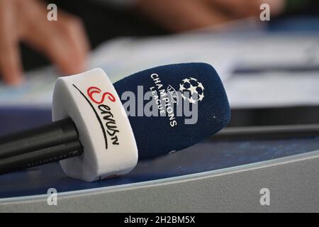 Motif Edge, microphone, microphones avec logo de la Ligue des champions, Servus TV.Radiodiffusion télévisuelle, télédiffusion.FC Salzburg - VFL Wolfsburg 3-1, Ligue des champions de football, Groupe G, 3e jour de match le 20 octobre 2021 au stade de Salzbourg Banque D'Images