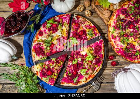 Pizza de Thanksgiving, tarte traditionnelle de dinde ou sandwich sous forme de pizza Banque D'Images