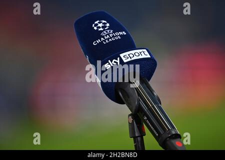 Motif Edge, micro, microphones avec logo de la Ligue des champions, chaîne DE télévision SKY SPORT, chaînes de télévision, chaînes payantes, canal de paiement, FC Salzburg - VFL Wolfsburg 3-1, Ligue des champions de football, Groupe G, 3e jour de match le 20 octobre 2021, au stade de Salzbourg Banque D'Images