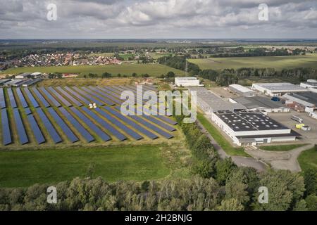 Vue aérienne d'une grande centrale solaire avec panneaux solaires sur le bord d'un village en Allemagne Banque D'Images