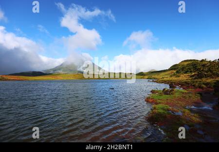 Lagoa do Capitao avec la montagne de Pico en arrière-plan, île de Pico, Açores Banque D'Images