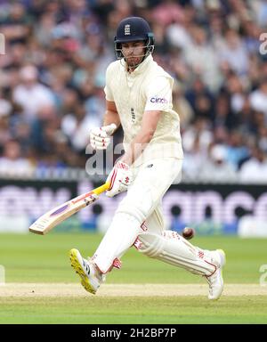 Photo du dossier datée du 16-08-2021, Dom Sibley, en action pendant le cinquième jour du deuxième match de test de Cinch à Lord's, Londres.Dom Sibley s'est retiré du voyage des Lions d'Angleterre en Australie, mettant ainsi fin à ses espoirs de cendres, et Harry Brook du Yorkshire a été appelé comme remplaçant.Date de publication : jeudi 21 octobre 2021. Banque D'Images