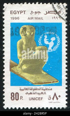 ÉGYPTE - VERS 1996 : timbre imprimé par l'Égypte, montre la statue, vers 1996 Banque D'Images