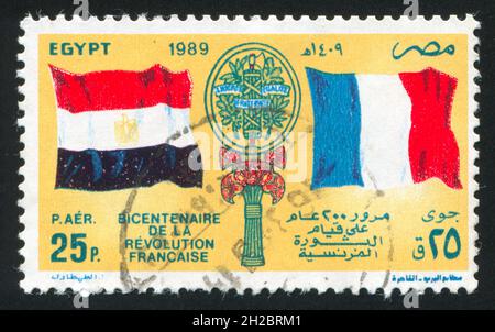 ÉGYPTE - VERS 1989: Timbre imprimé par l'Égypte, montre drapeaux, armes, vers 1989 Banque D'Images