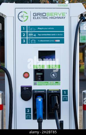 Un point de recharge Gridserve pour les véhicules électriques à la station-service Taunton Deane, octobre 2021. Banque D'Images