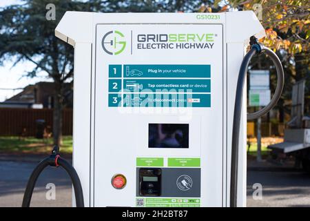 Un point de recharge Gridserve pour les véhicules électriques à la station-service Taunton Deane, octobre 2021. Banque D'Images