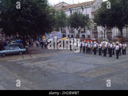 PLAZA MAYOR-BANDA DE MUSICA EN LAS FIESTAS DEL BARRIO.Emplacement : EXTÉRIEUR.BASSIN.CUENCA.ESPAGNE. Banque D'Images