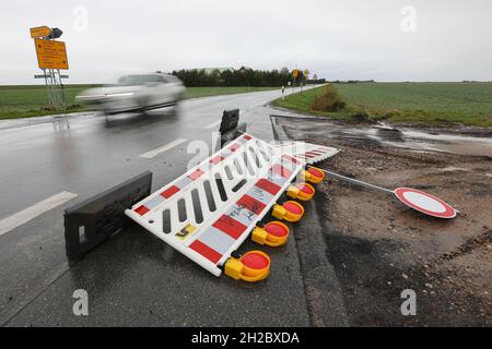 21 octobre 2021, Schleswig-Holstein, Schlüttsiel : une barrière de chantier est tombée sur une route de campagne près de Schlüttsiel.Plusieurs bas orageux passent au-dessus du Schleswig-Holstein jeudi.Photo: Bodo Marks/dpa Banque D'Images