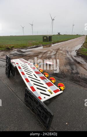 21 octobre 2021, Schleswig-Holstein, Schlüttsiel : une barrière de chantier est tombée sur une route de campagne près de Schlüttsiel.Plusieurs bas orageux passent au-dessus du Schleswig-Holstein jeudi.Photo: Bodo Marks/dpa Banque D'Images