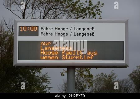 21 octobre 2021, Schleswig-Holstein, Schlüttsiel : sur un panneau d'affichage, l'annulation des ferries à destination de Hooge est annoncée en raison des rafales de tempête.Plusieurs bas orageux passent au-dessus du Schleswig-Holstein jeudi.Photo: Bodo Marks/dpa Banque D'Images