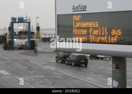 21 octobre 2021, Schleswig-Holstein, Schlüttsiel: Sur un panneau d'affichage, l'annulation des ferries à destination de Hooge est annoncée en raison des graves tempêtes.Plusieurs niveaux de tempête passent au-dessus du Schleswig-Holstein jeudi.Photo: Bodo Marks/dpa Banque D'Images