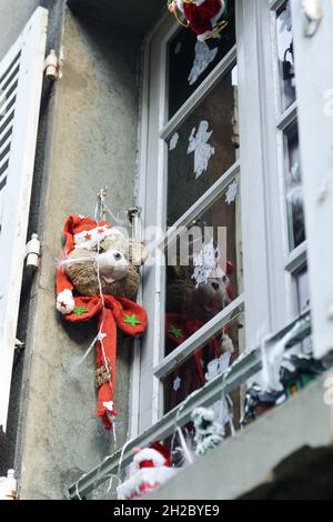 Fenêtre des maisons décorées pour Noël Banque D'Images