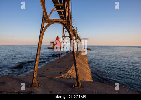 Phare de brise-lames de la baie d'Esturgeon le long du lac Michigan Banque D'Images