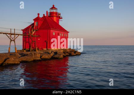 Phare de brise-lames de la baie d'Esturgeon le long du lac supérieur dans les derniers moments de la lumière du soleil Banque D'Images