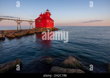 Phare de brise-lames de la baie d'Esturgeon le long du lac supérieur dans les derniers moments de la lumière du soleil Banque D'Images