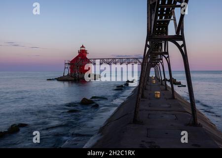 Phare de brise-lames de Sturgeon Bay la nuit Banque D'Images