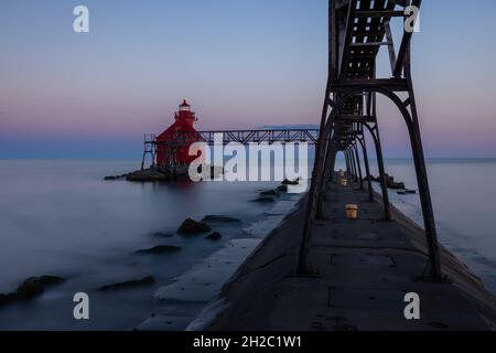 Phare de brise-lames de Sturgeon Bay la nuit Banque D'Images