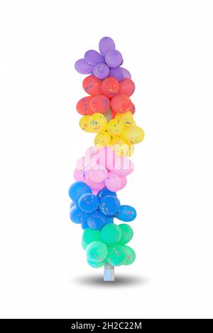 Groupe de ballons multicolores pour la décoration dans les célébrations de divers jours importants isolés sur fond blanc. Banque D'Images